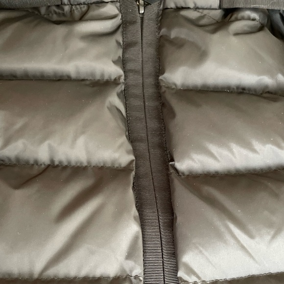 Moncler jacket, in perfect condition and barely worn. - Picture 2 of 9